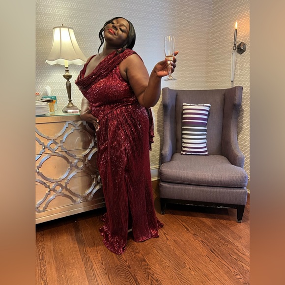 Evening Gown, Heavy Material, Tailored with strap to hold - Picture 5 of 7